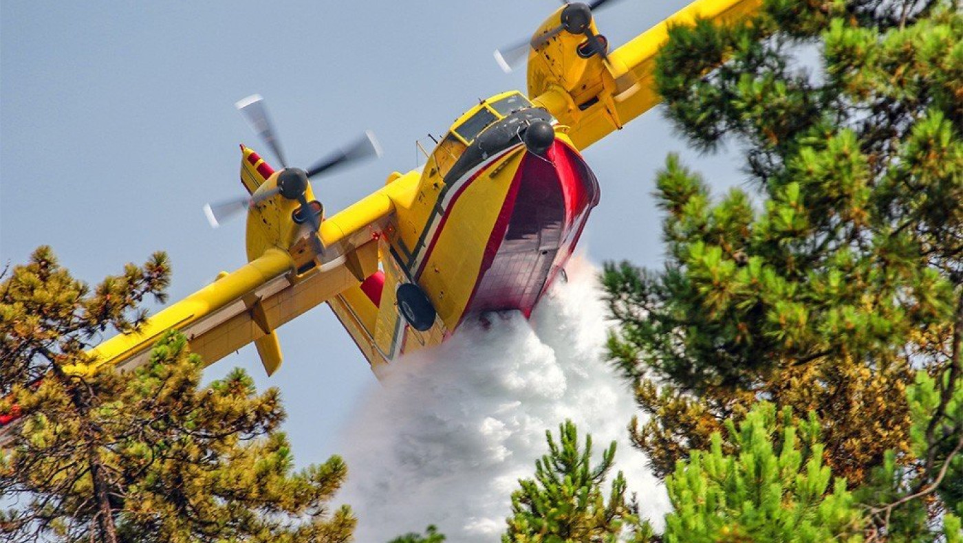 Φωτιά: Η μάχη ενός Canadair με τις φλόγες – Συγκλονιστικό βίντεο