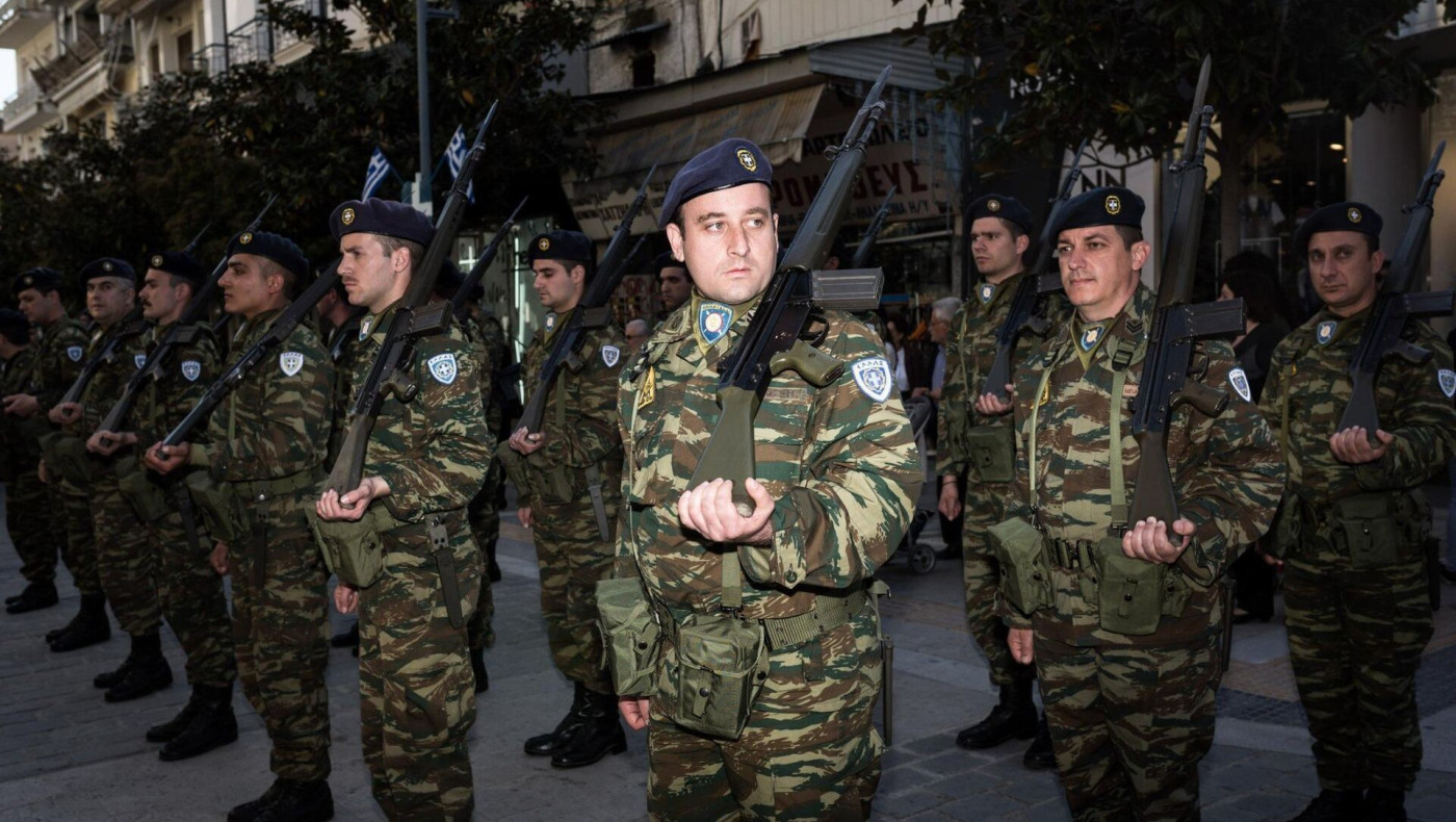 Δεν δικαιούνται τη σύνταξη του πατέρα τους οι άγαμοι γιοι στρατιωτικών