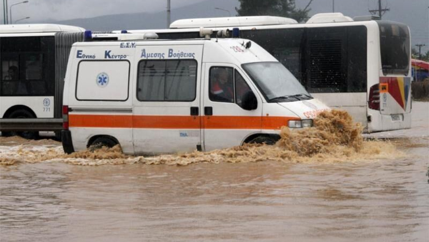 TΩΡΑ: Υπερχείλισε ρέμα στο Ωραιόκαστρο