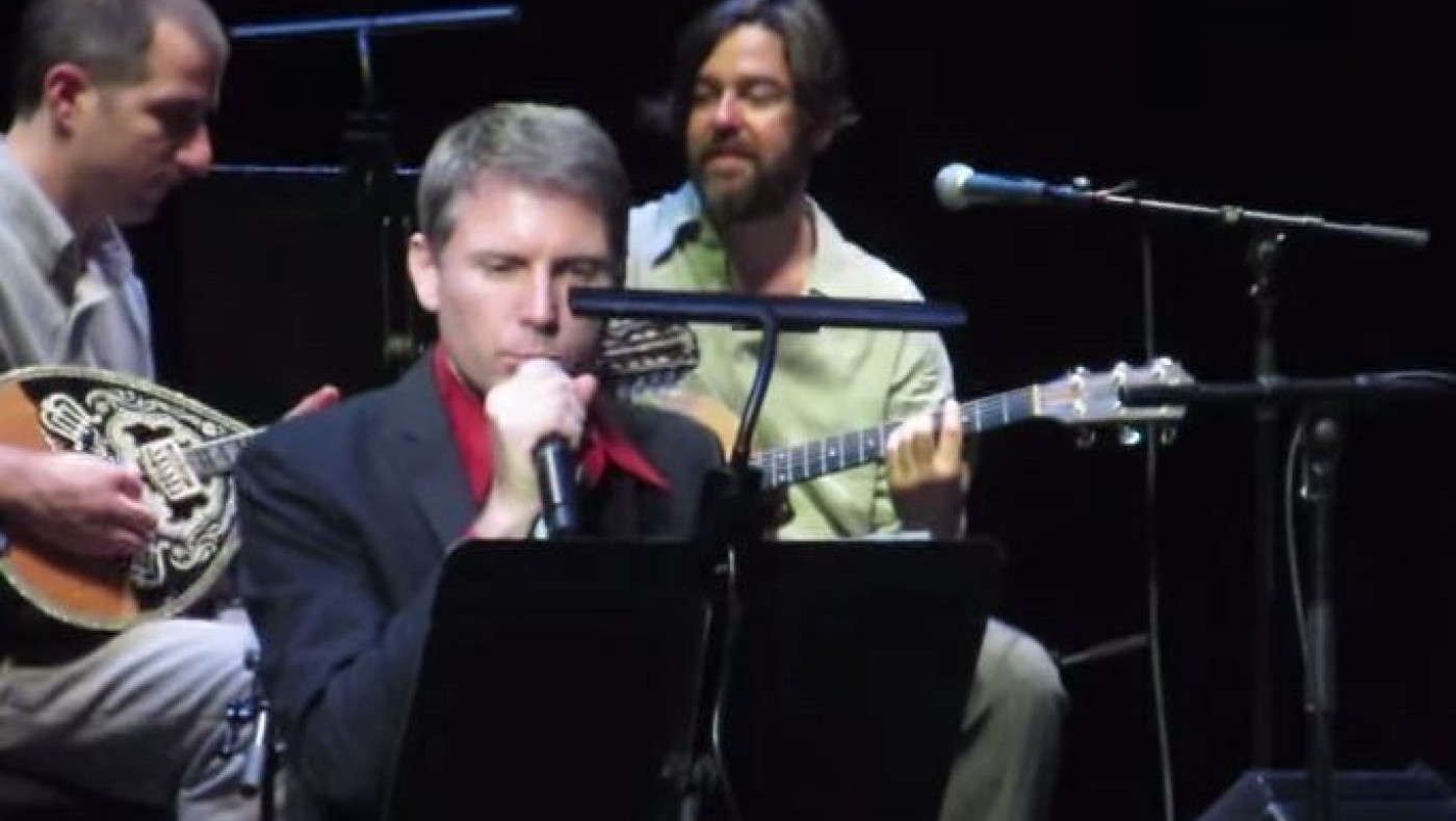 Ο τραγουδιστής των Franz Ferdinand τραγουδάει Βαμβακάρη! (video)
