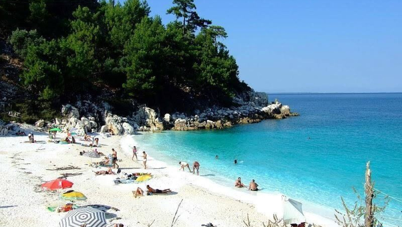 Κυριακή με καύσωνα και... βουρ στην παραλία