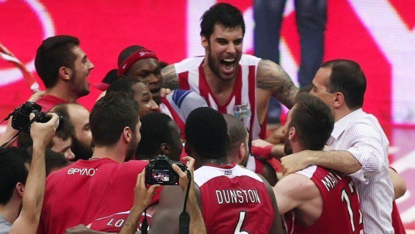 Σαμπάνιες και πριμ στα αποδυτήρια