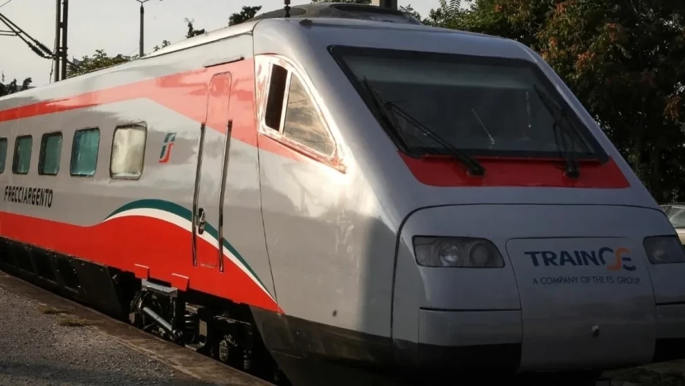 Σύγκρουση τρένου με αυτοκίνητο στην Ιερά Οδό - Ένας ελαφρά τραυματίας