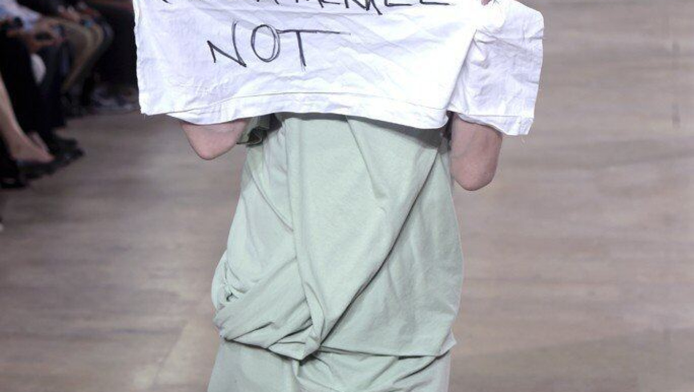Μοντέλο του Rick Owens "Παρακαλώ, σκοτώστε τη Μέρκελ (Not)