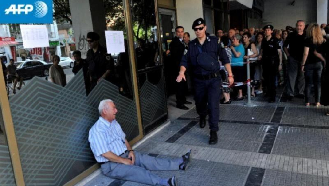  ΦΩΤΟ: Συνταξιούχος κλαίει έξω από τράπεζα της Θεσσαλονίκης
