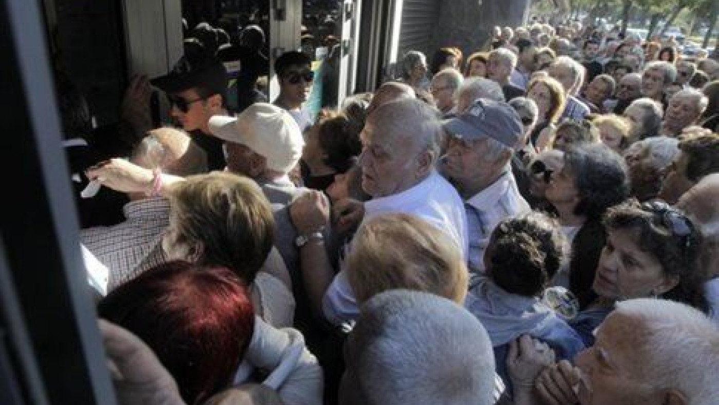Ουρές συνταξιούχων έξω από τις τράπεζες για τα 120 ευρώ