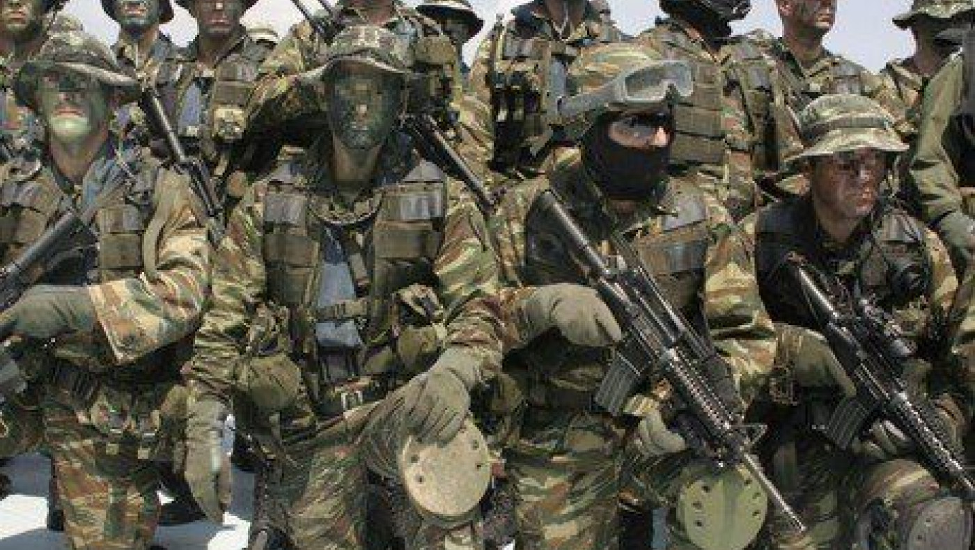 Αλβανοί φαντάροι στον Ελληνικό Στρατό σχηματίζουν τον αλβανικό αετό (ΦΩΤΟ)