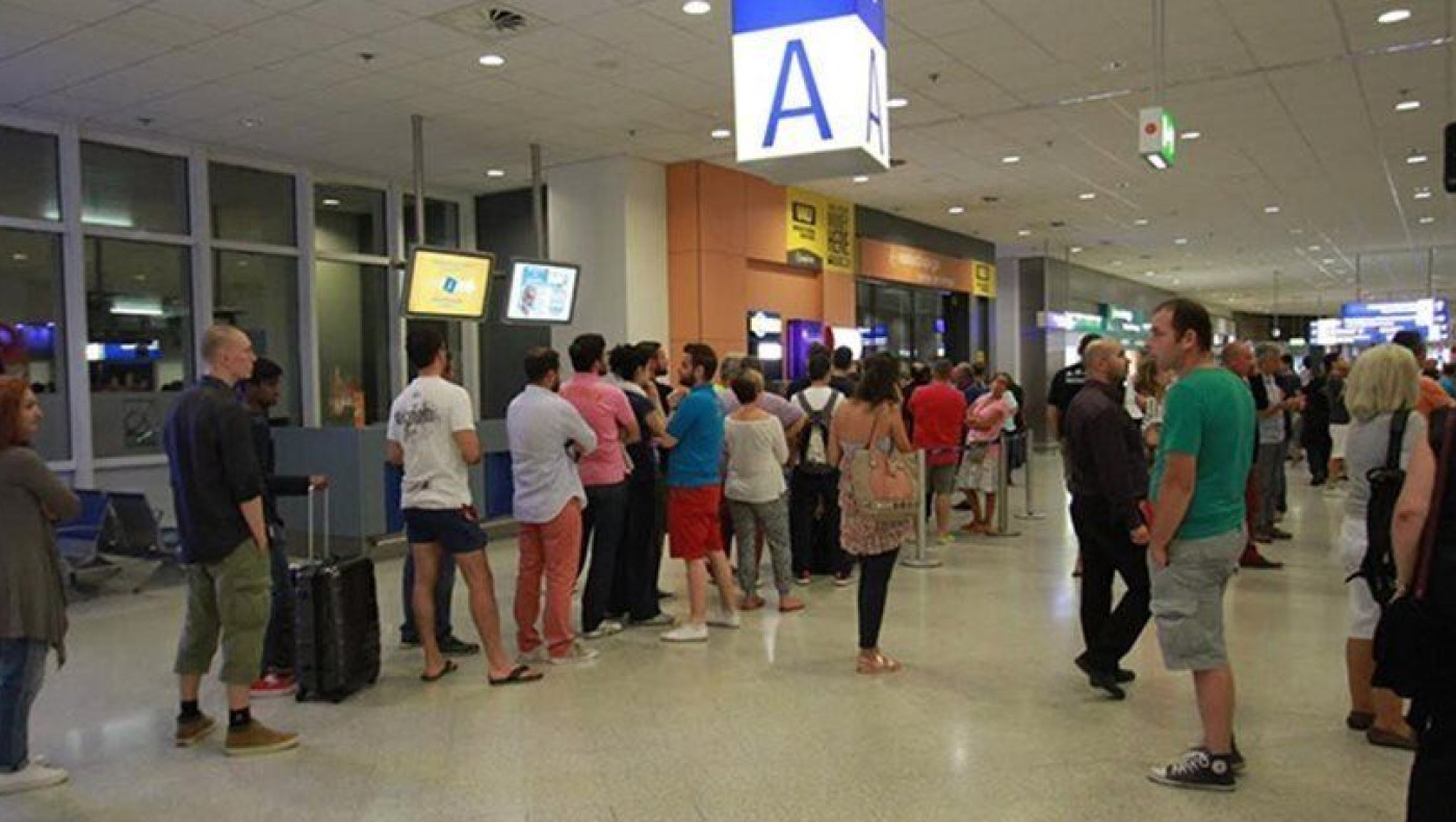 Σε μεγάλες ουρές συνωστίζονται και οι τουρίστες στα ATM's του αεροδρόμια (pics)