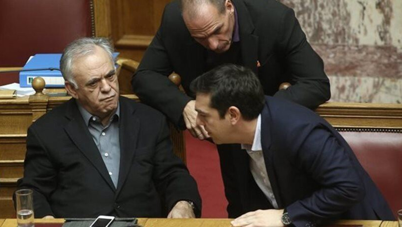 Σύσκεψη Τσίπρα-Δραγασάκη-Βαρουφάκη στο Μέγαρο Μαξίμου
