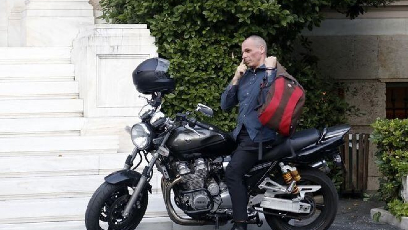 Βαρουφάκης: Το βρίσκω ανάρμοστο να στέκομαι στην ουρά για το ΑΤΜ