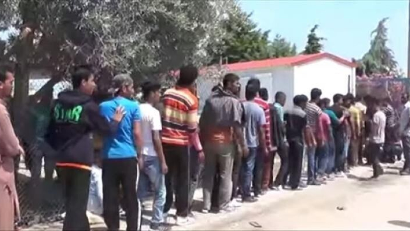 Μυτιλήνη: Τεράστιες ουρές από μετανάστες για ένα αυγό κι ένα κομμάτι ψωμί