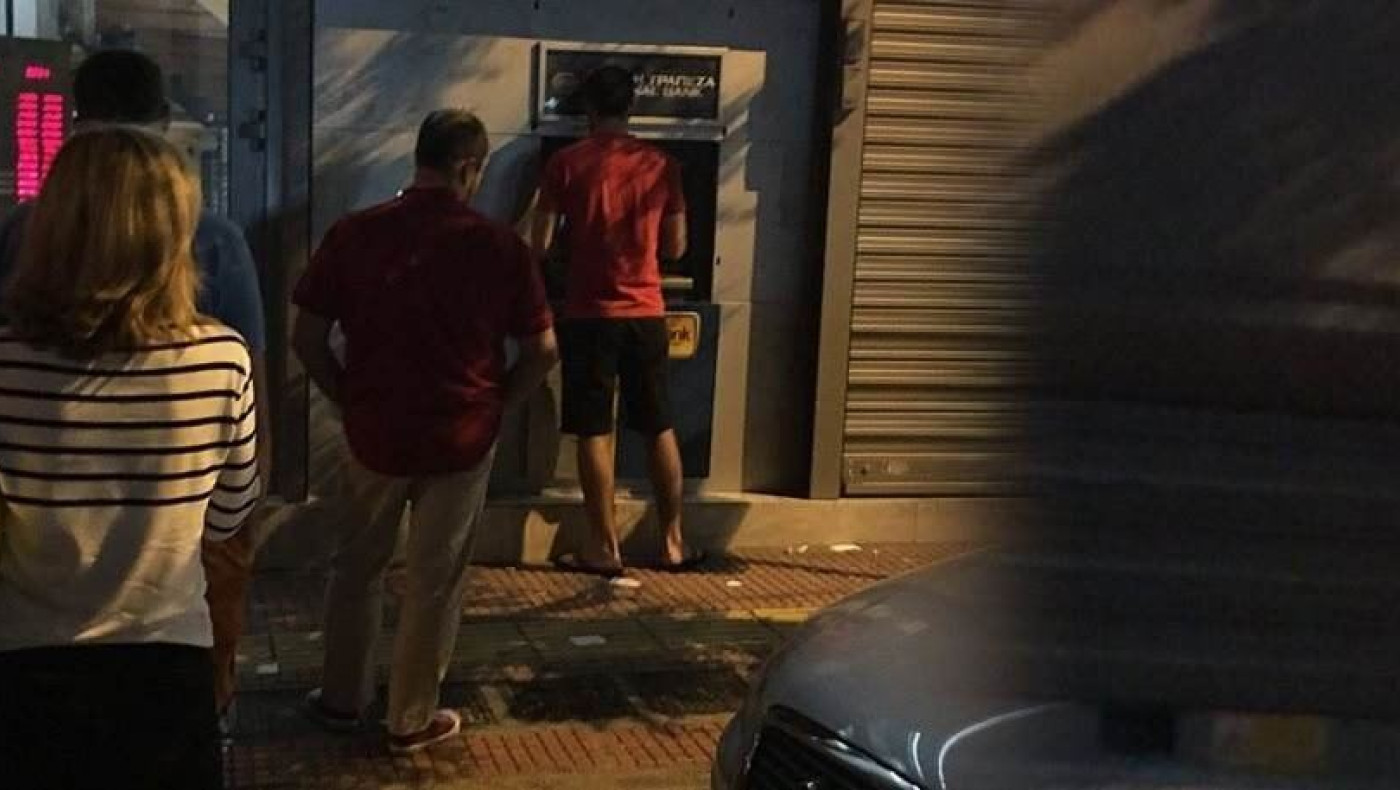 ΕΚΤΑΚΤΟ: Πολίτες σπεύδουν μέσα στη νύχτα στα ΑΤΜ