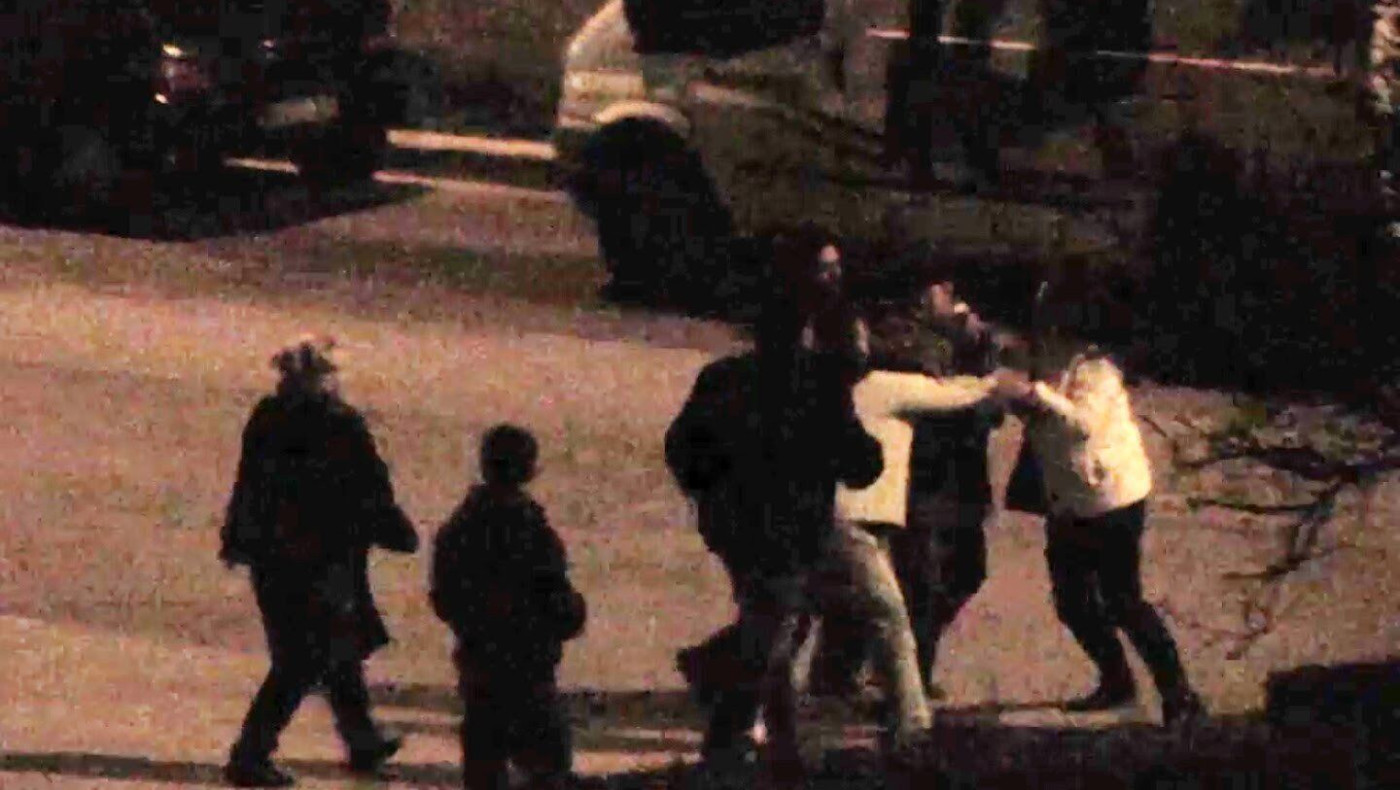 Καυγάς με ξύλο στη μέση του δρόμου για το δημοψήφισμα