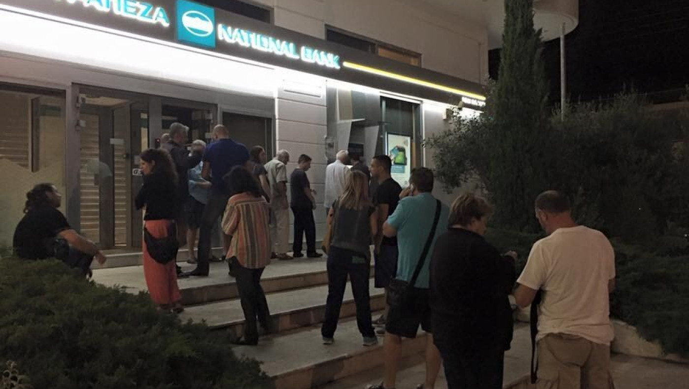 Δείτε την απίστευτη ουρά στην Πλατεία Αριστοτέλους! (pic)
