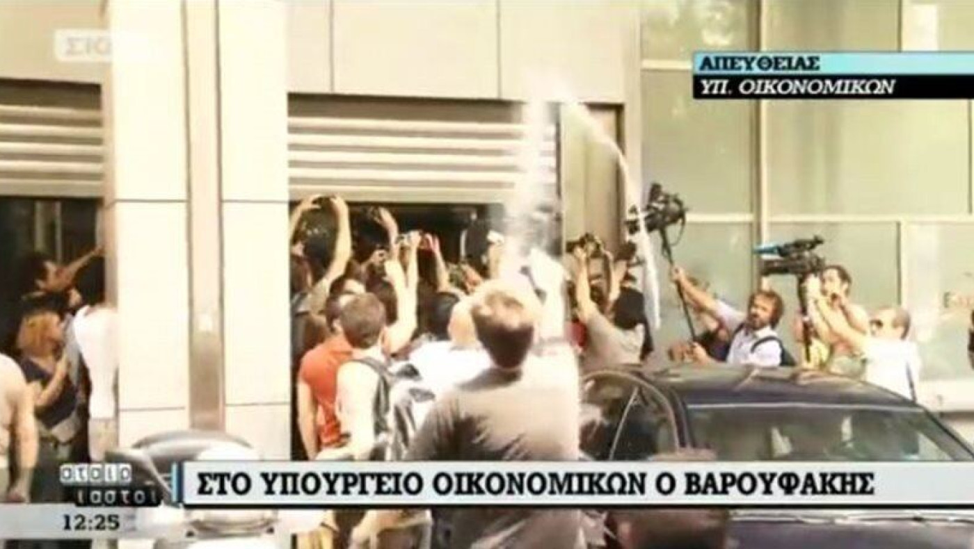 Πέταξαν νερό στον Βαρουφάκη