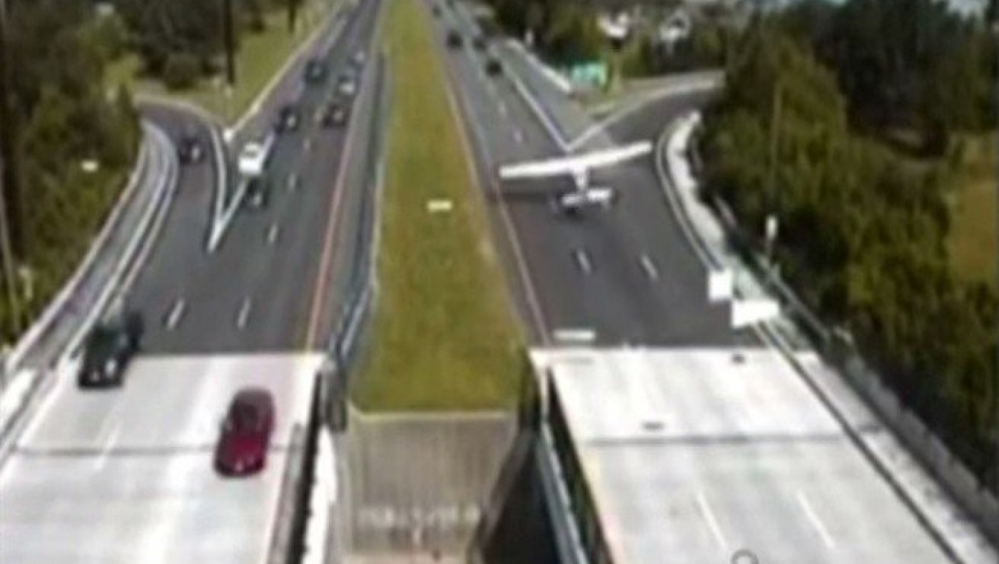 Αναγκαστική προσγείωση αεροπλάνου σε...αυτοκινητόδρομο (video)