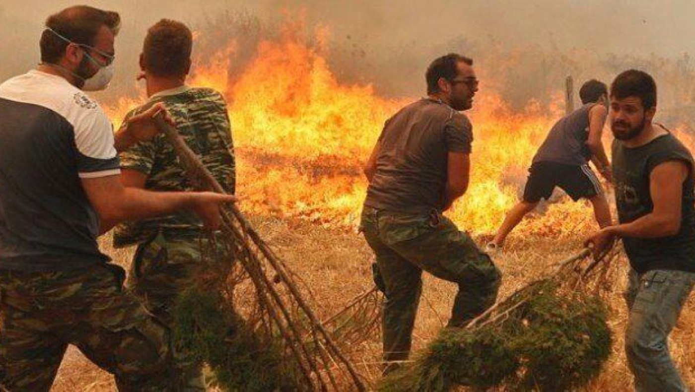 Σκληρή μάχη με τις φλόγες σε περισσότερα από 50 μέτωπα ενώ φτάνει η νύχτα 