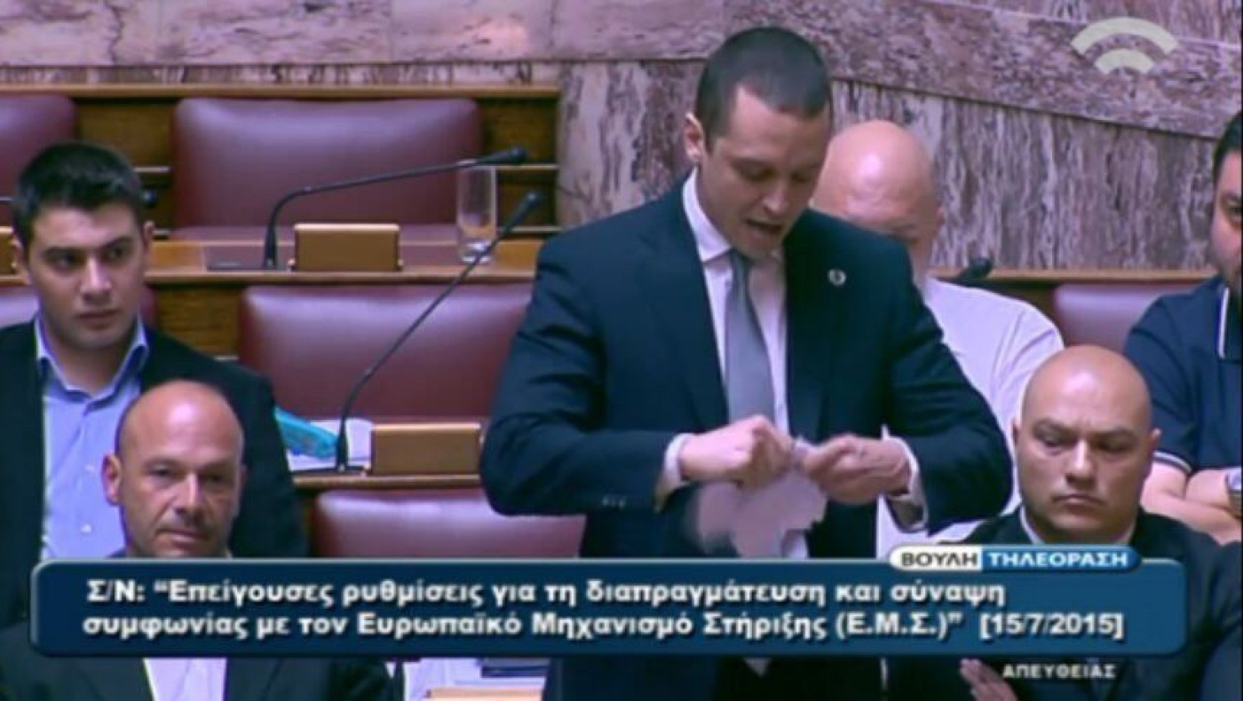 Ο Κασιδιάρης έσκισε το μνημόνιο (VIDEO)
