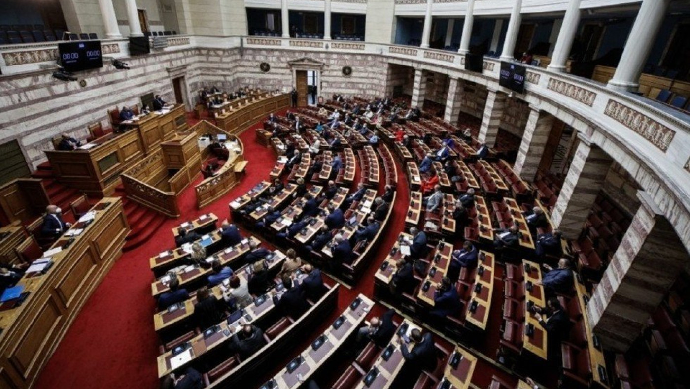 Βουλή: Κοντάρι σημαίας έπεσε στο κεφάλι υπαλλήλου χωρίς να τραυματιστεί σοβαρά