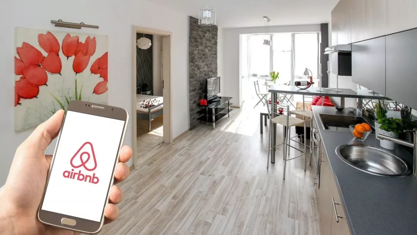 Airbnb: Με ποιον τρόπο τουρίστες αφήνουν «φέσια» χιλιάδων ευρώ τηλεφωνώντας στο εξωτερικό