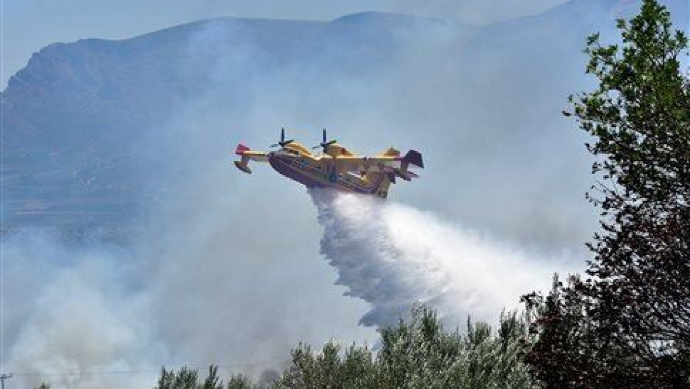 Σε εξέλιξη δύο δασικές πυρκαγιές στην Αργολίδα, ζημιές σε αυλές σπιτιών