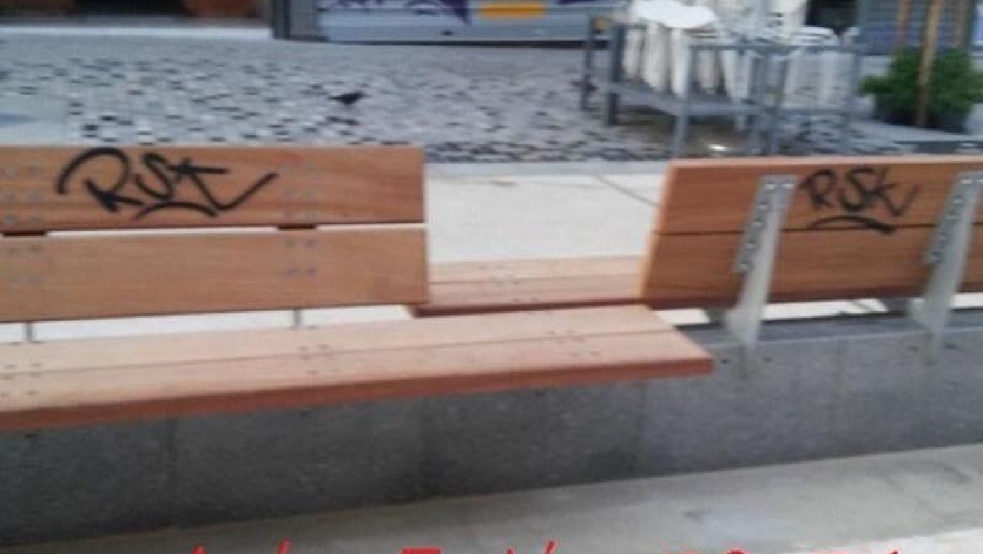 Αγίας Σοφίας: Καταστροφές στον πεζόδρομο μόλις παραδόθηκε!