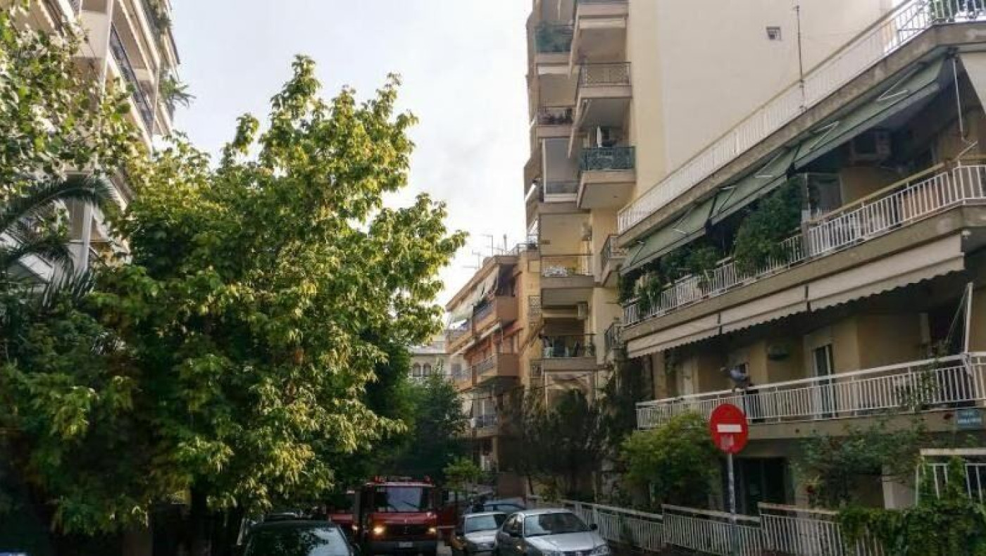 TΩΡΑ: Πυρκαγιά ξέσπασε σε διαμέρισμα στην Τούμπα