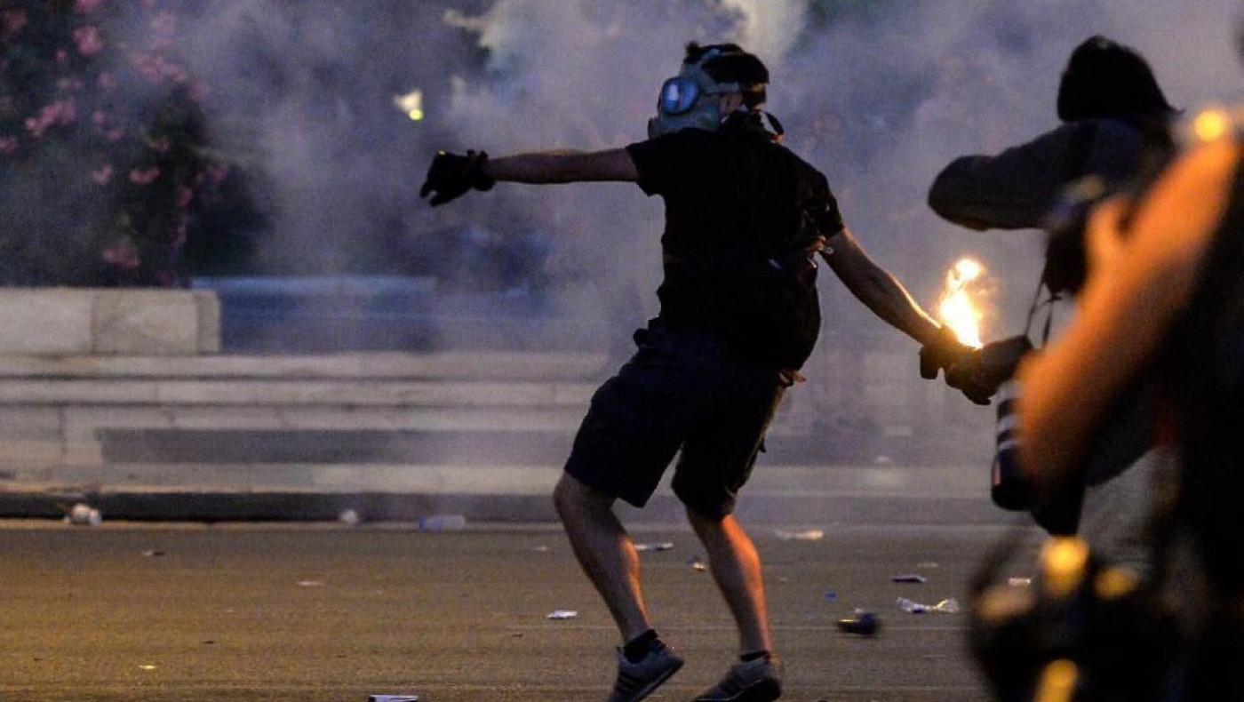 Μολότοφ και πετροπόλεμος έξω από τη Βουλή 