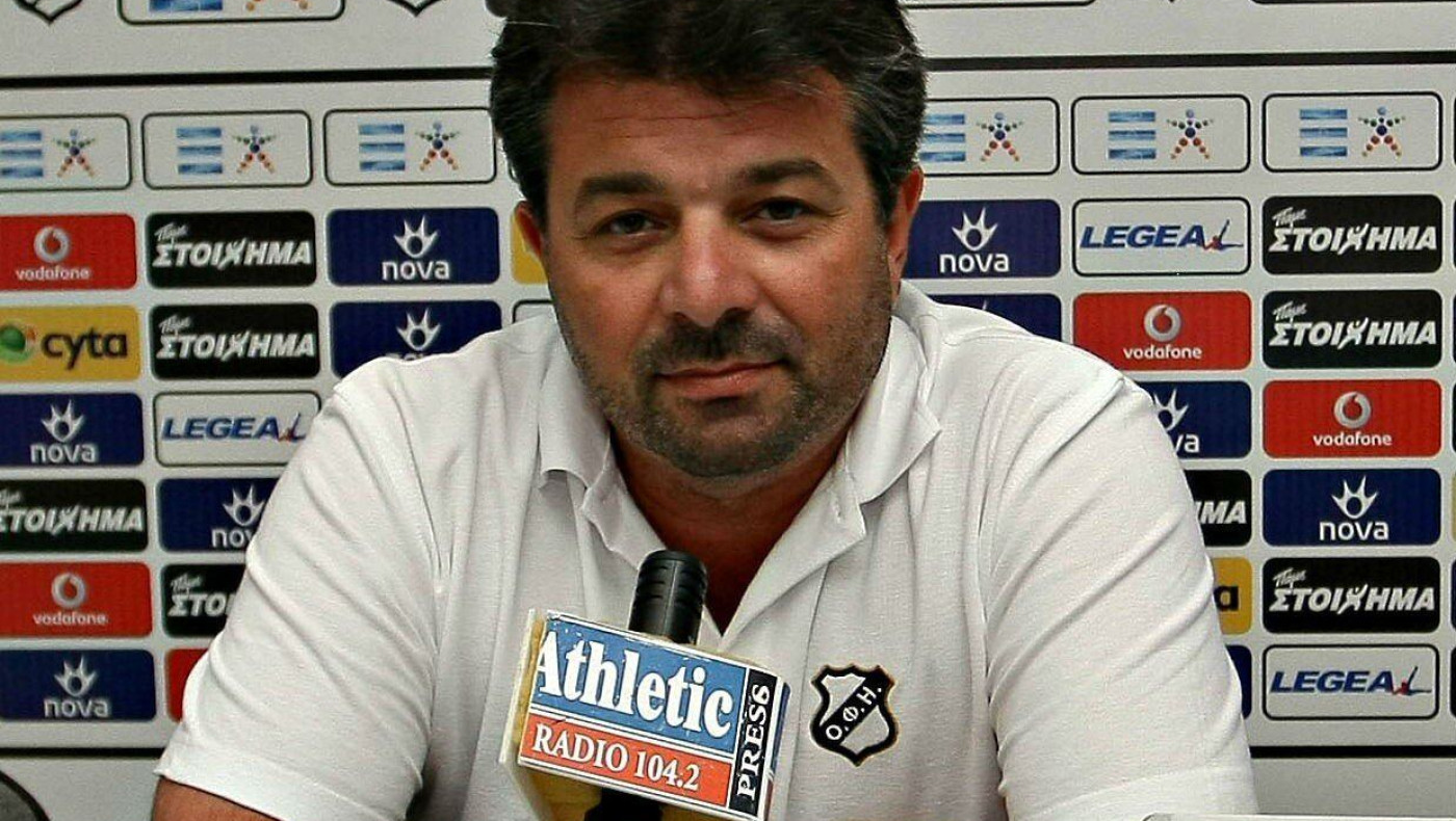 Φουλάρει για τη διαφήμιση στη φανέλα