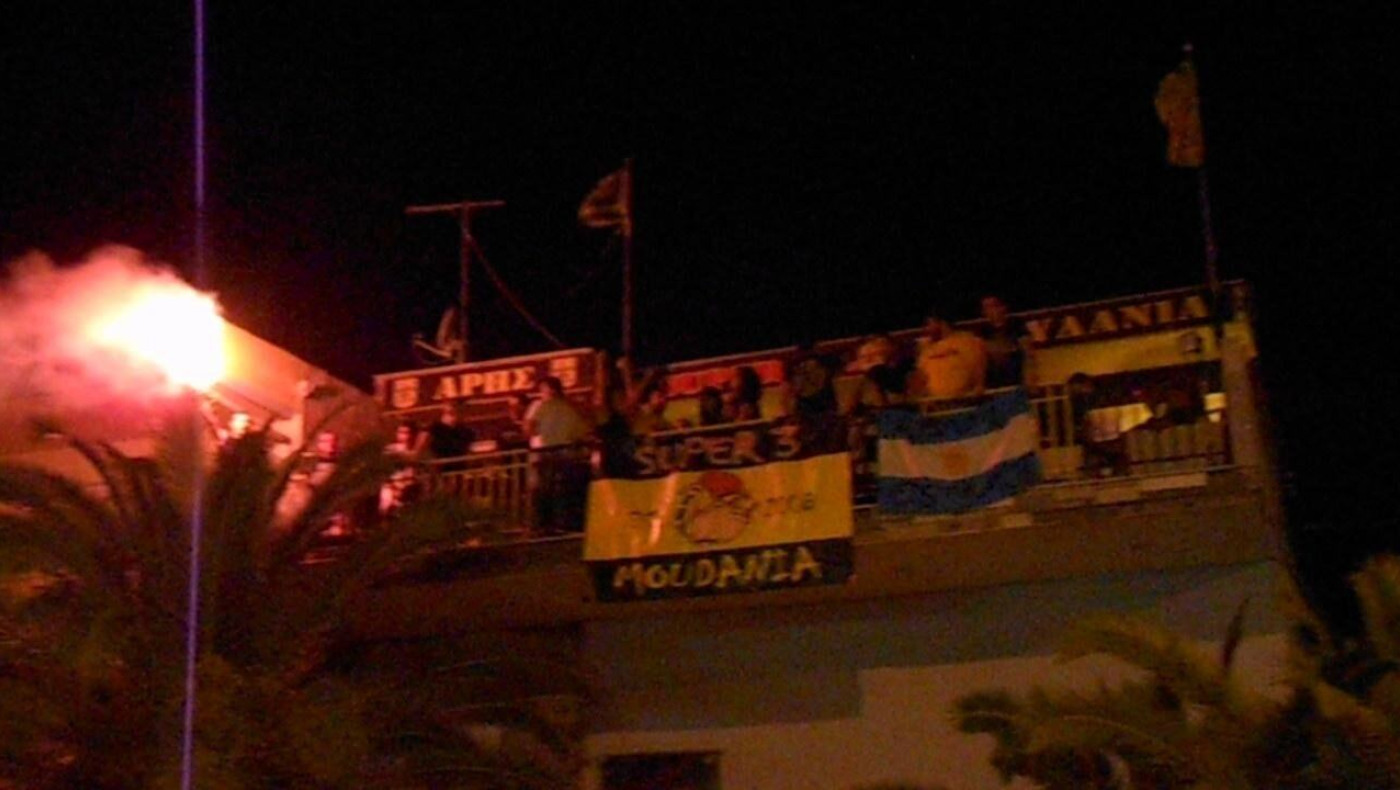 Αιματηρή επίθεση με τρεις τραυματίες σε σύνδεσμο του Αρη 
