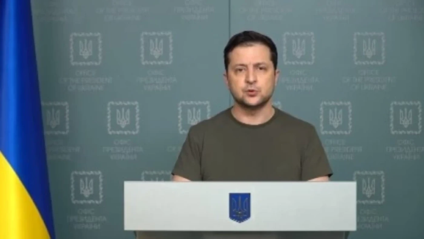 Ζελένσκι: «O Μακρόν ζητά να παραχωρήσουμε την κυριαρχία μας για να σώσουμε την τιμή του Πούτιν!»