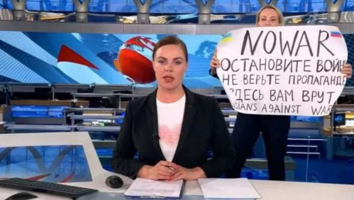 Αποκαλύπτεται η εισβολέας στη ρωσική εκπομπή: «Με ανέκριναν για 14 ώρες χωρίς ύπνο»