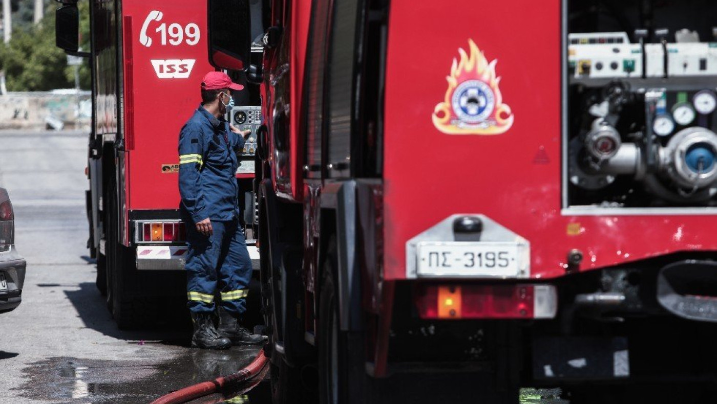 Απίστευτο τροχαίο στην Αχαΐα: Εκσκαφέας εμβόλισε αυτοκίνητο