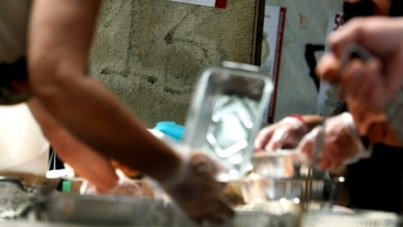 Καλλιθέα: Ιερέας έβρισε και έδιωξε τρανς γυναίκα από συσσίτιο