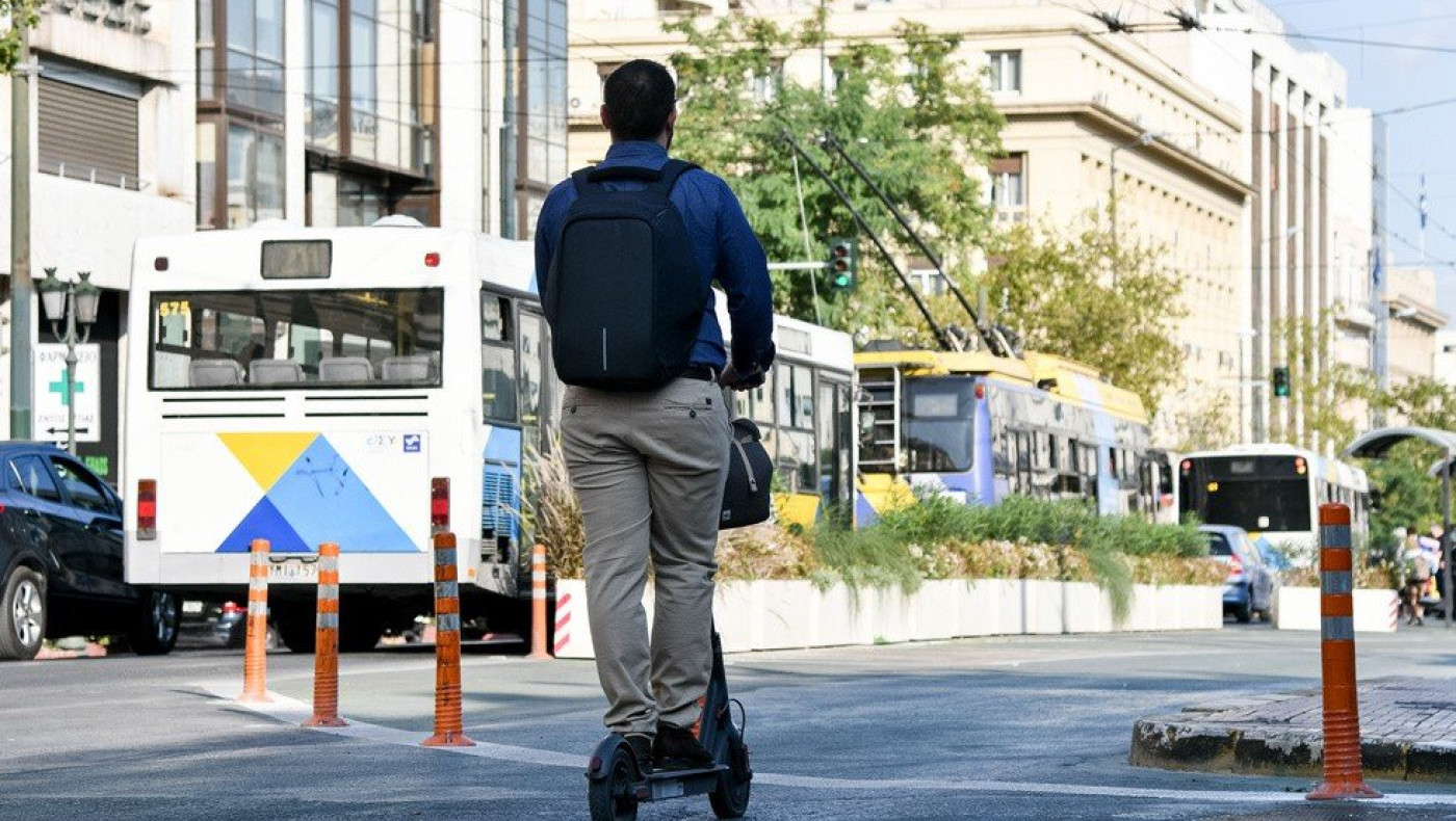 Άνδρας με χασίς στην κατοχή του έπεσε σε τζαμαρία με... πατίνι!