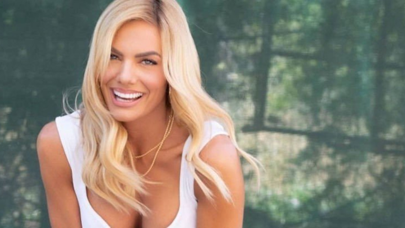 Ιωάννα Μαλέσκου: «Ατύχημα» στον… αέρα! Κατέβηκε το φερμουάρ και… (vids)