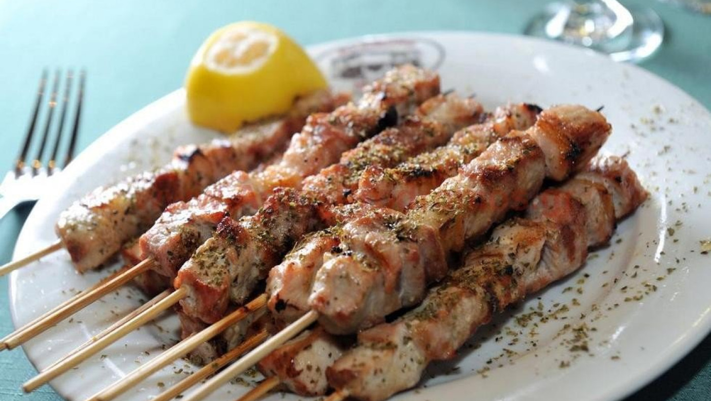 Το Αμερικάνικο Προξενείο Θεσσαλονίκης έβαλε τέλος στο δίλημμα: Σουβλάκι ή Καλαμάκι;