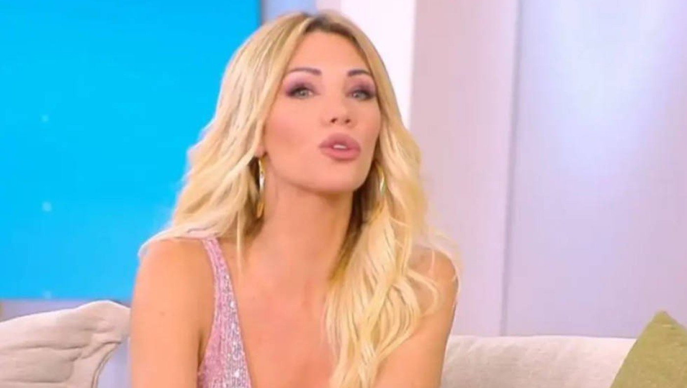 Σάσα Μπάστα: «Δεν μιλάω για τις πλαστικές μου, με τσίμπησε μέλισσα»
