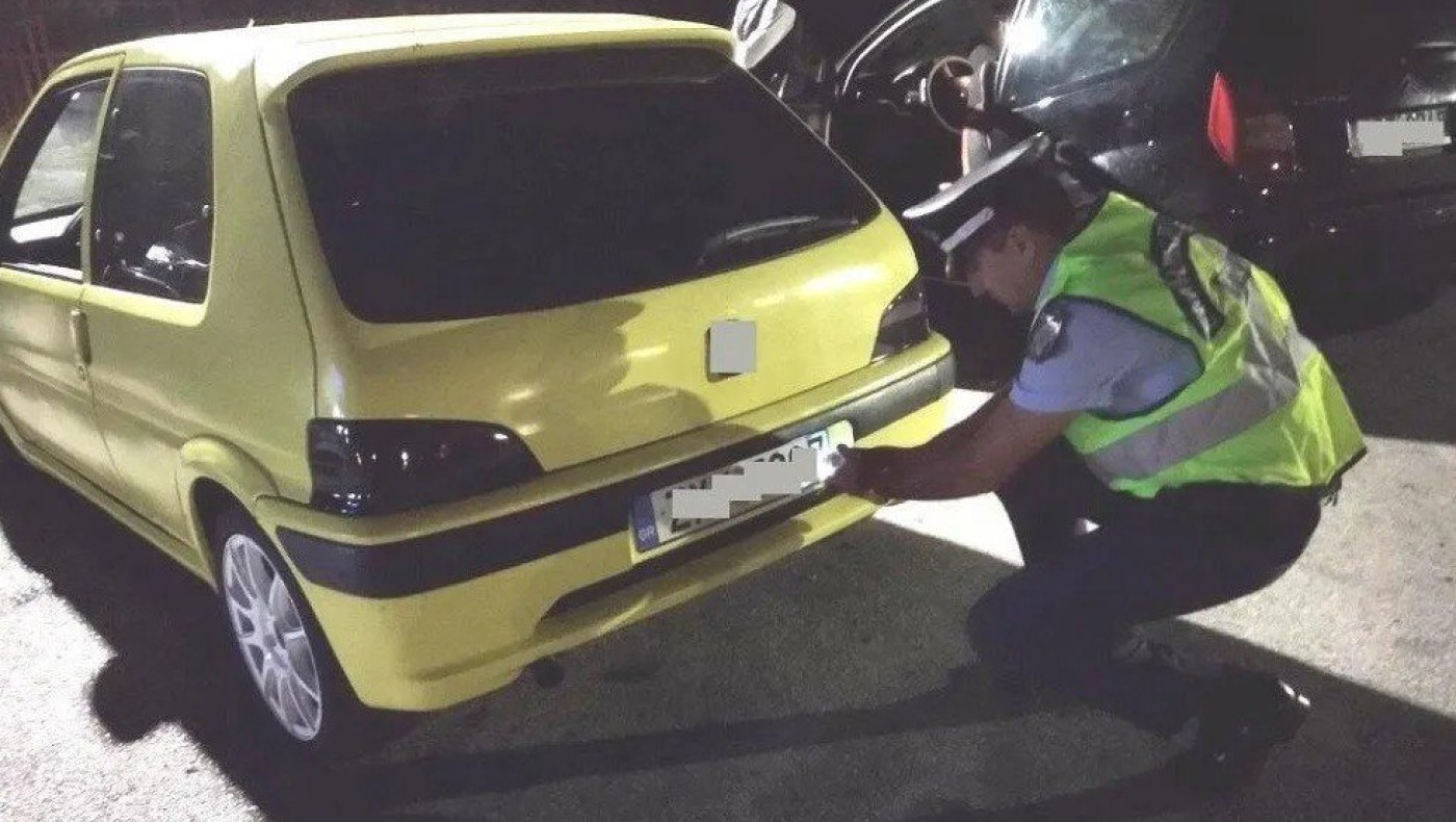 Απίστευτη πατέντα από οδηγούς: Πώς κάνουν τις πινακίδες αόρατες από τα ραντάρ (vid)