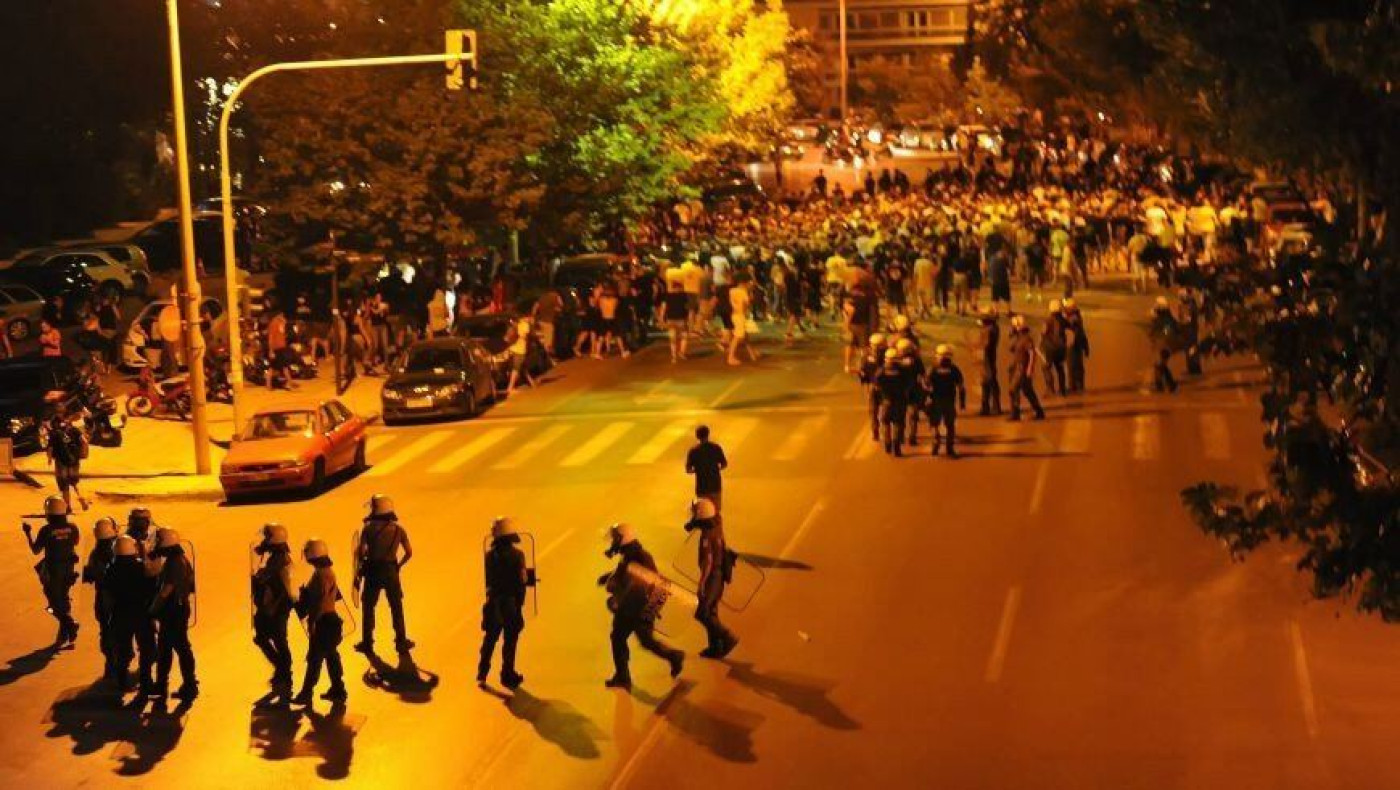 Ένταση και χημικά στην πορεία των Αρειανών μπροστά στο Μακεδονία Παλάς!