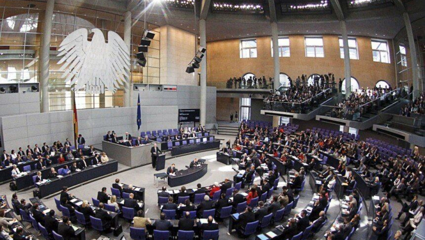 Εγκρίθηκε από τη γερμανική Βουλή το τρίτο μνημόνιο