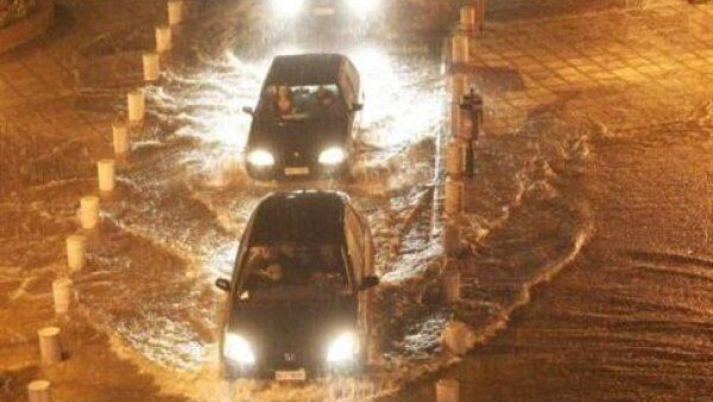 Δεκάδες κλήσεις για πλημμύρες λόγω της ισχυρής βροχόπτωσης