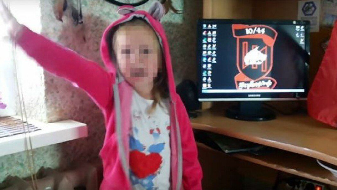 ΒΙΝΤΕΟ-ΣΟΚ: Τρίχρονο κορίτσι χαιρετά ναζιστικά και απειλεί να σφάξει τους Ρώσους