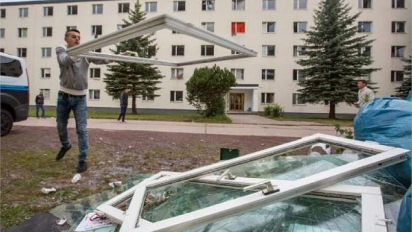 Γερμανία: Τουλάχιστον 13 τραυματίες σε συγκρούσεις αστυνομίας & μεταναστών