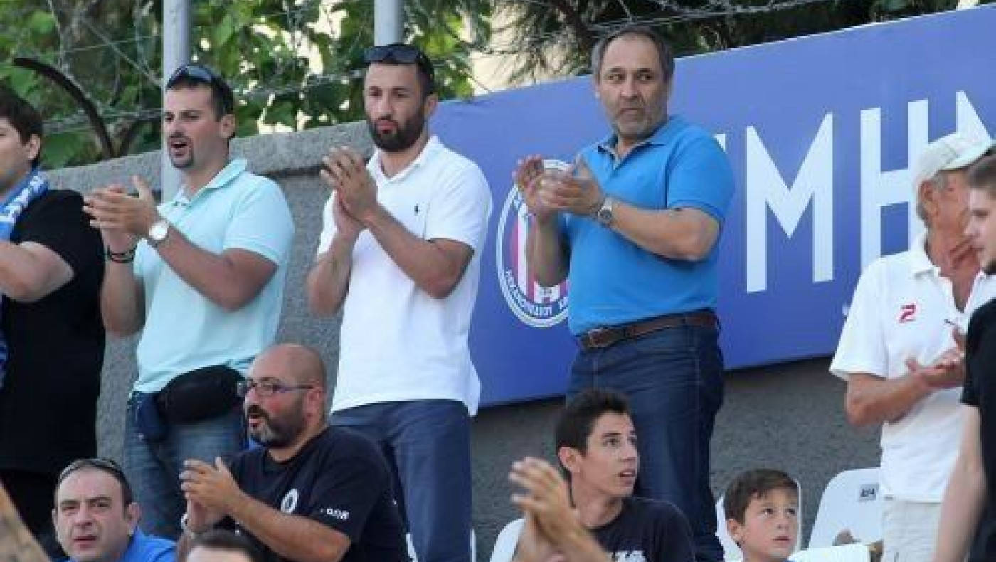 Ο Παπαθανασάκης κάνει...κερκίδα με τους Ηρακλειδείς! (pic) 