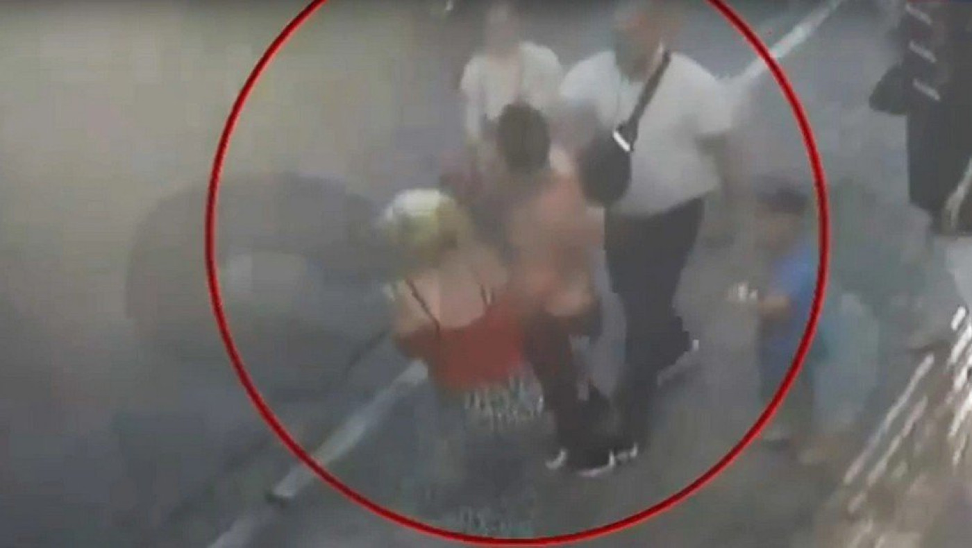 Άνδρας προσπάθησε να πνίξει το μωρό του στο κέντρο της Αθήνας (vid)