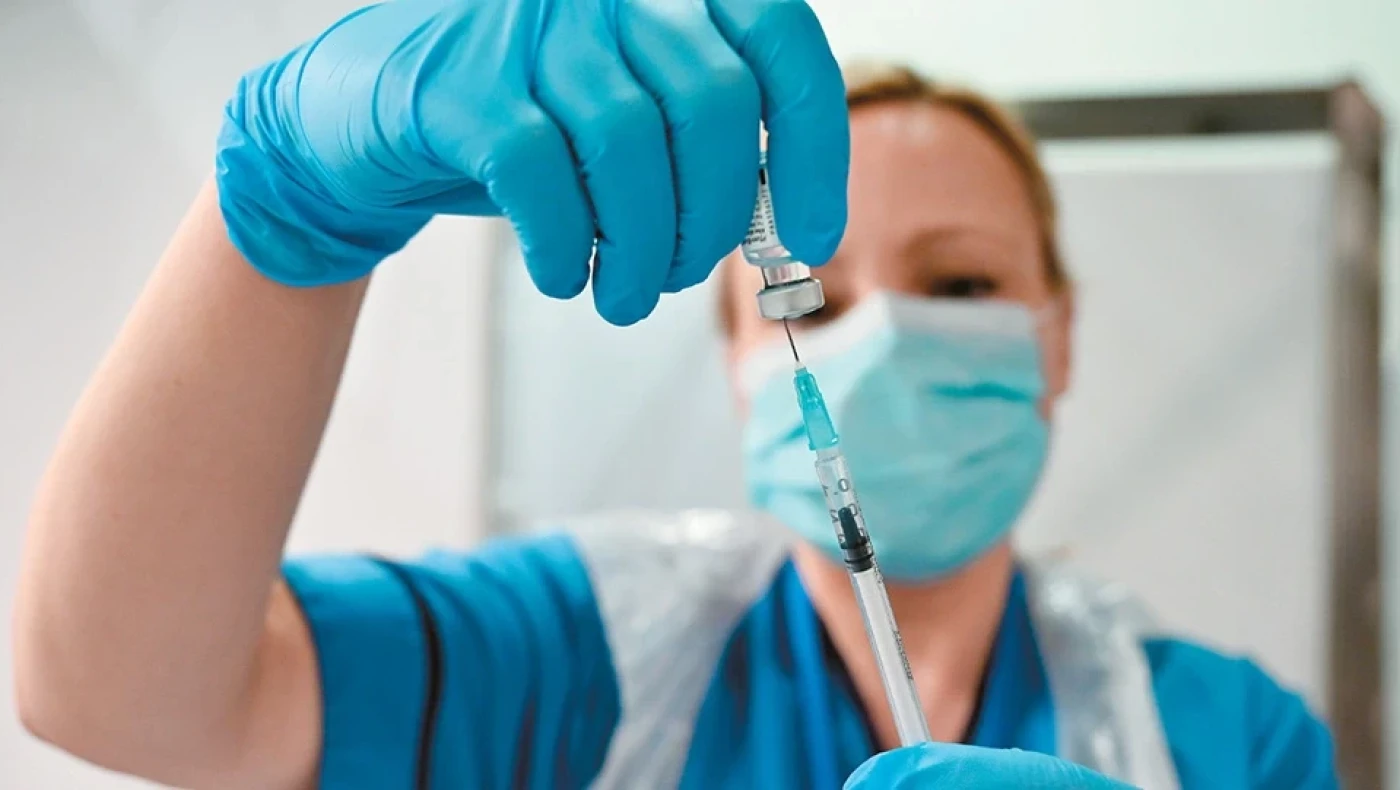 Έρχονται 5,3 εκατ. ενισχυμένα εμβόλια και 12.000 αντί-ιικά κατά του κορωνοϊού
