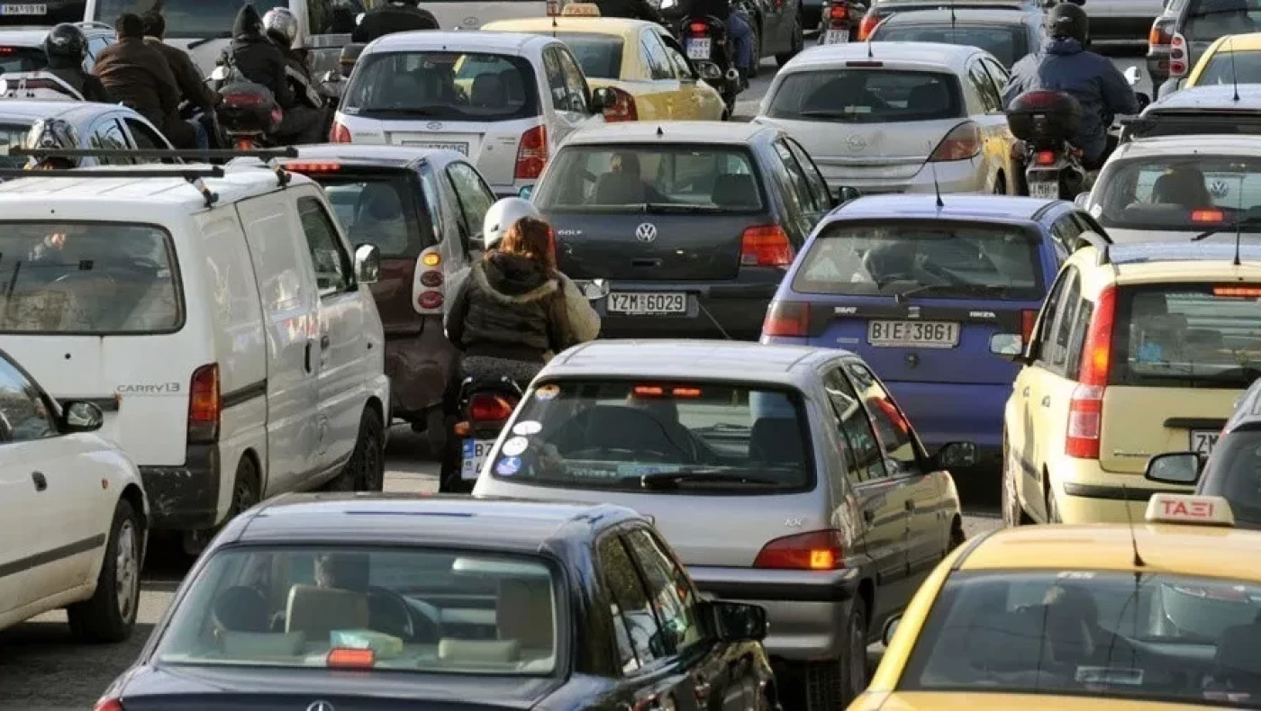 Ακρίβεια στα καύσιμα: Oι Έλληνες εγκαταλείπουν τα αυτοκίνητα