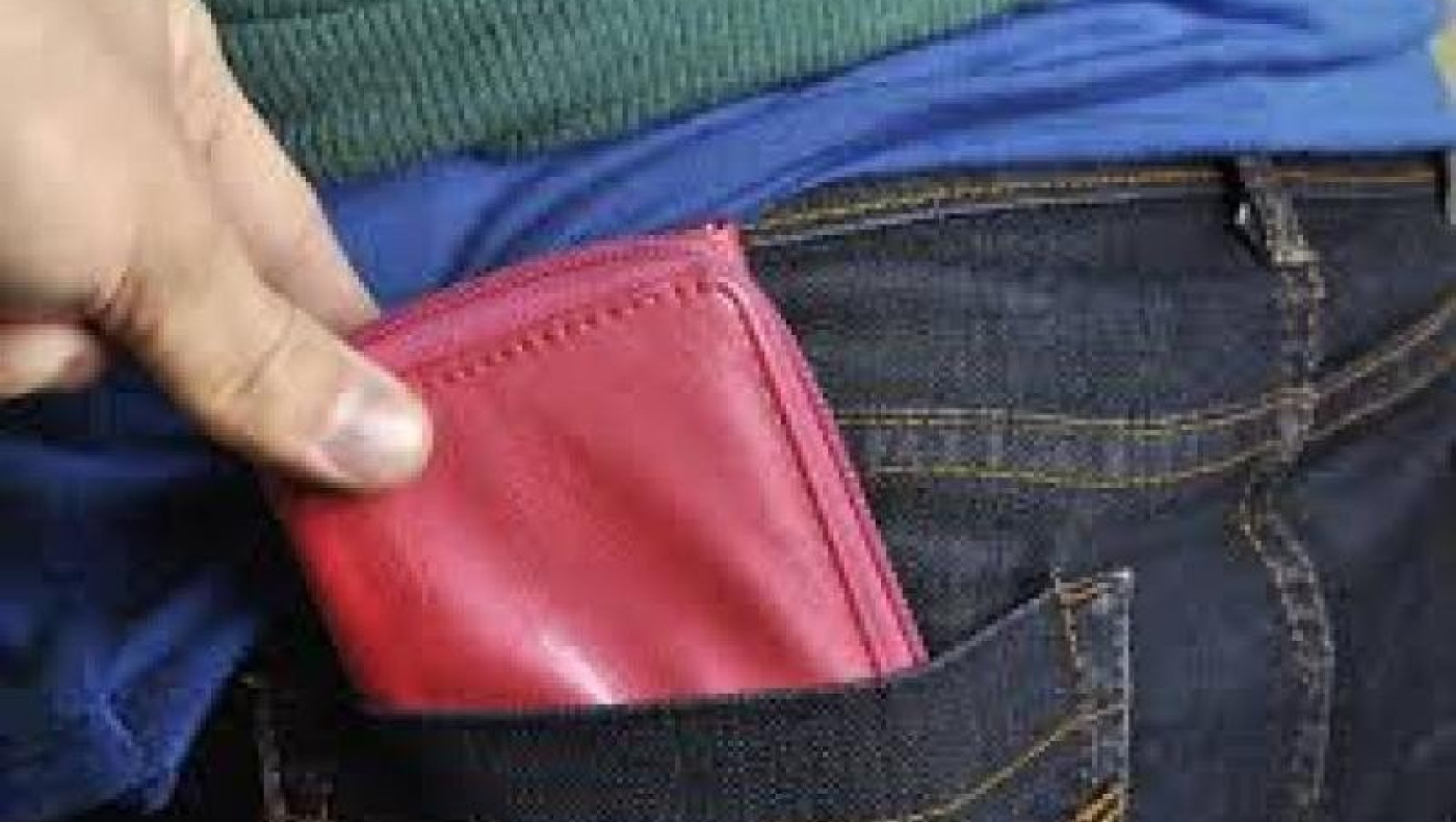Πάτρα: Έβαζε την 14χρονη κόρη του να κλέβει πορτοφόλια
