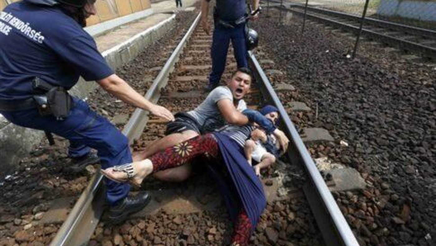 Ουγγαρία: Πρόσφυγες γαντζώνονται στις ράγες